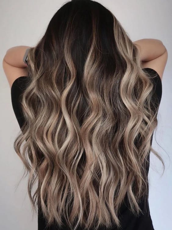 dark-hair-with-blonde-balayage-highlights-Cguj6hguESs