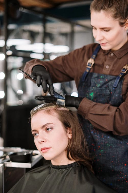 hair-stylist-doing-hair-color-to-wome-2